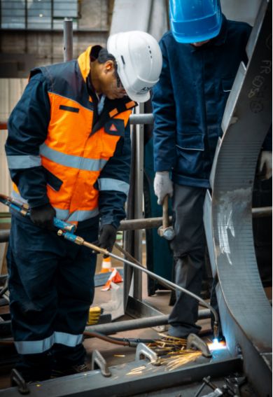 Photo de deux ouvriers soudeurs
